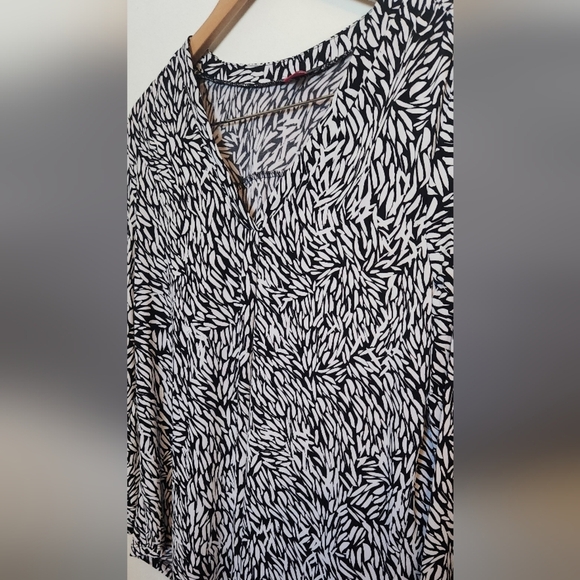 Vince Camuto Black and White Leaf Print Blouse - Picture 3 of 4